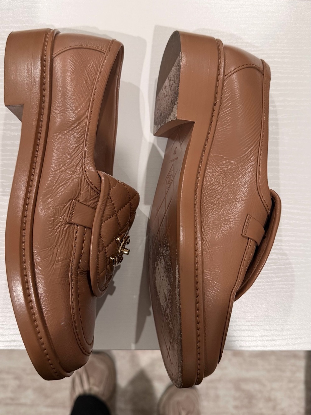 CHANEL CC LOGO brown Lambskin Loafers. - Picture 5 of 6